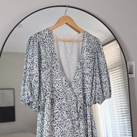 Club Monaco High-Low Easy Midi Wrap Dress in Abstract Polka Dot Print, Size 10 - Picture 5 of 16